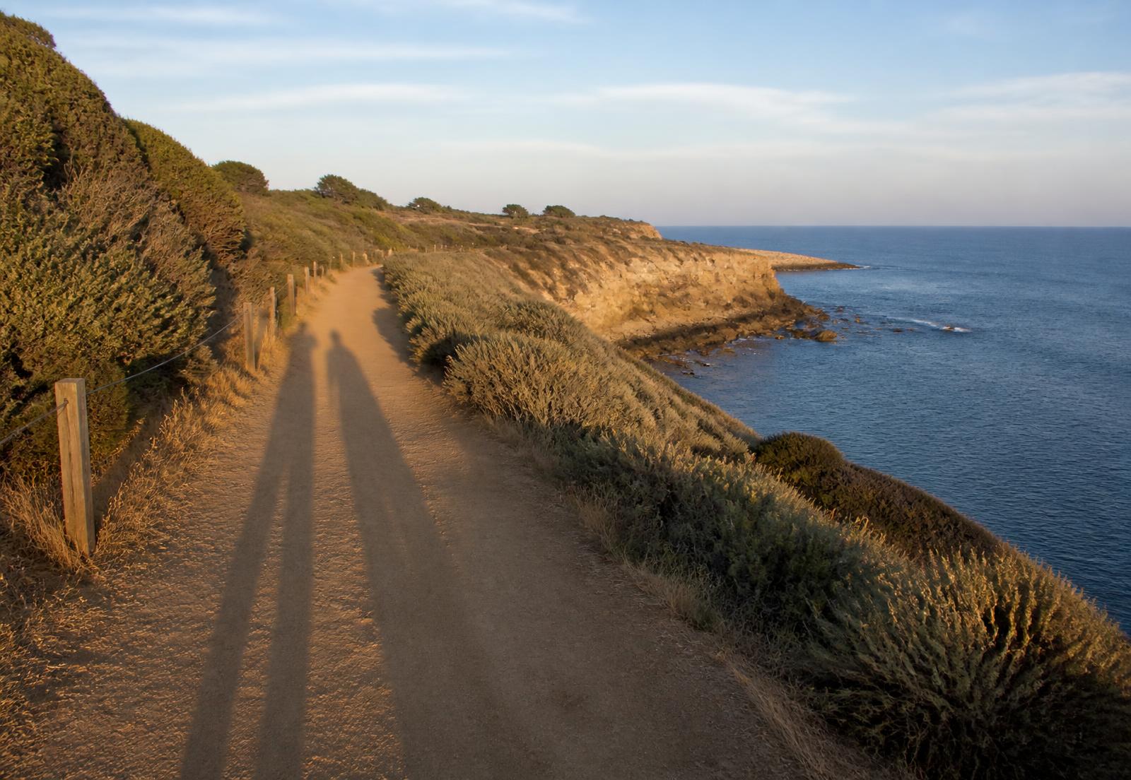 Küstenweg im Abendlicht, auf dem Ingmar und Nadine unterwegs sind